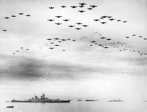 1945年9月2日，標(biāo)志二戰(zhàn)結(jié)束的投降儀式正在美國海軍密蘇里號(hào)戰(zhàn)列艦上進(jìn)行，上百架F4U海盜式戰(zhàn)斗機(jī)和F6F地獄貓戰(zhàn)斗機(jī)編隊(duì)飛過戰(zhàn)列艦上空。