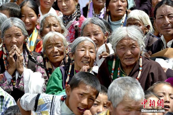 圖為8月14日，阿里地區(qū)普蘭縣信教民眾迎接班禪。 李林 攝