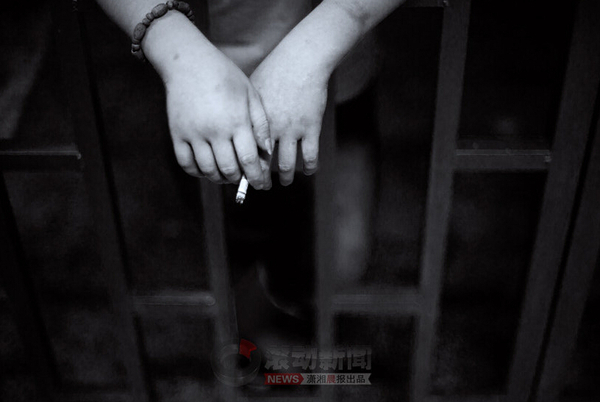 04小超的人生確實(shí)沒掌握在自己手里：父母販毒坐牢、4歲被送到廟里、10歲注射海洛因、用最危險(xiǎn)的“開天窗”方式吸毒、和毒販盜竊、被警察抓……