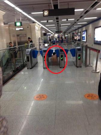全裸男子爬過閘機。