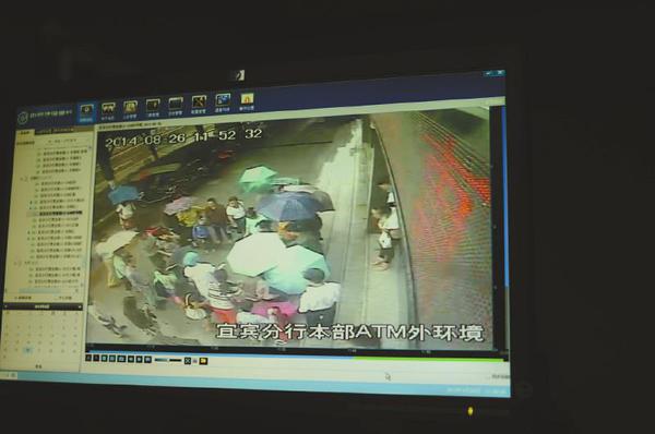 　路邊監(jiān)控拍下的動(dòng)人一幕。