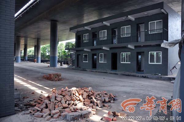 昨日，位于朱雀路和南三環(huán)十字向西100米的繞城高速橋下建起了二層小樓 華商報記者 張杰 攝