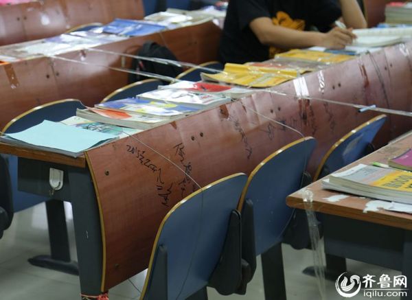 8月26日，濟(jì)南大學(xué)西校區(qū)考研自習(xí)室，座位已被搶占一空。圖為學(xué)生用膠帶、鐵絲、鐵鏈占座。