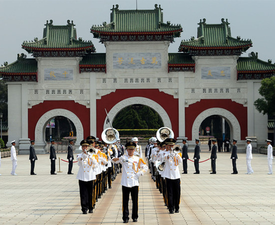 臺(tái)軍方在臺(tái)北“國民革命忠烈祠”舉行入祀典禮。臺(tái)灣“中央社”圖