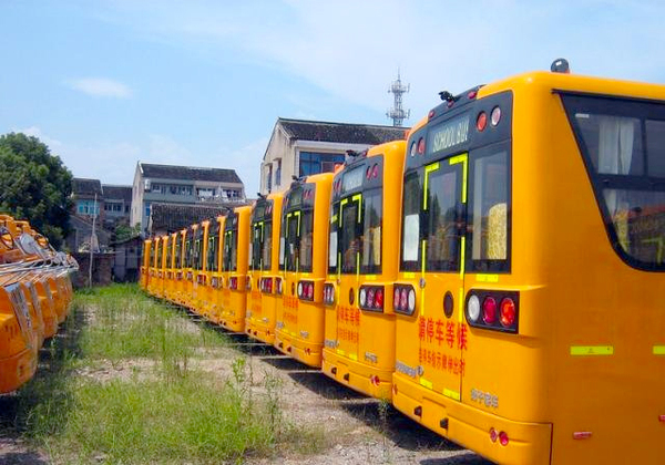 浙江52輛新校車(chē)淪為公廁-撂荒農(nóng)村近一年變“僵尸車(chē)”2