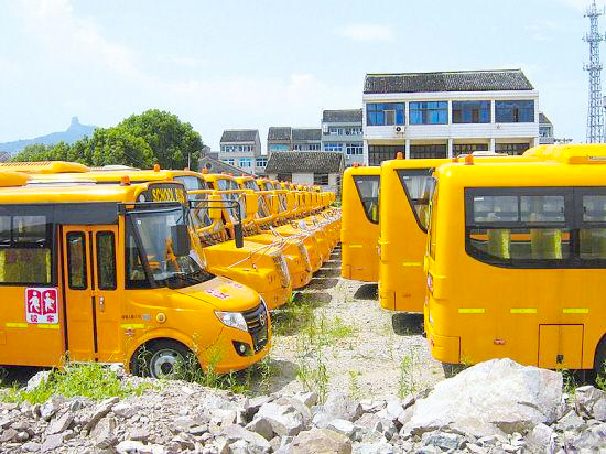 浙江52輛新校車(chē)淪為公廁-撂荒農(nóng)村近一年變“僵尸車(chē)”5