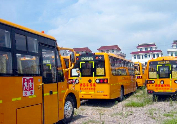 浙江52輛新校車(chē)淪為公廁-撂荒農(nóng)村近一年變“僵尸車(chē)”4