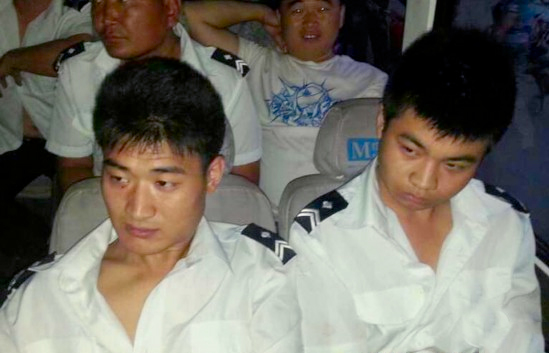 北京：10余名城管?chē)鷼杂^執(zhí)法男子8