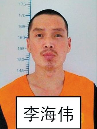 　逃跑時(shí)上穿淺藍(lán)色短袖警襯（無警銜和其他標(biāo)志），下穿深色長褲，淺色鞋。