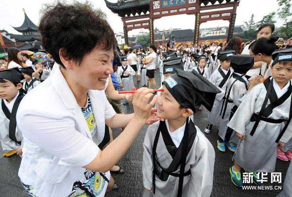 8月31日，老師為新生點(diǎn)朱砂開(kāi)智。