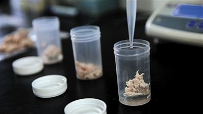 檢測人員在樣品中檢測出火堿及雙氧水殘留物。