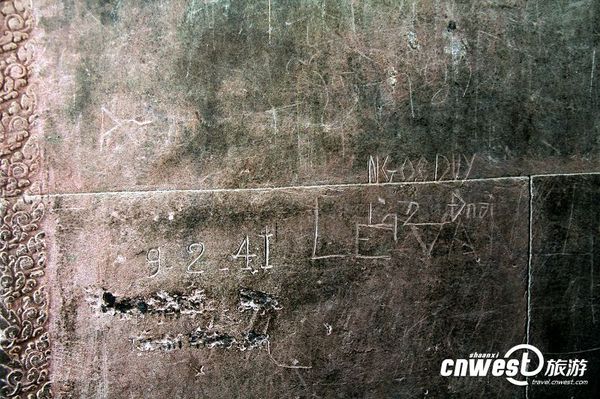 小吳哥廟中，可以看到許多被游客亂刻亂畫(huà)的痕跡，“到此一游”堪稱(chēng)世界性的頑疾。