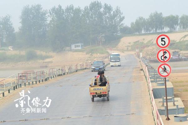 濟南北店子黃河浮橋兩側(cè)也設(shè)有提示牌，禁止自行車上橋，一輛三輪車慢慢駛向?qū)Π丁＃▓D文 李瑞平）