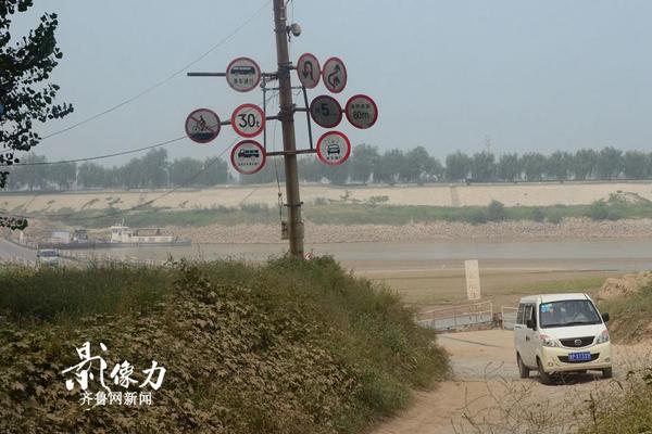 圖為浮橋南側(cè)的指示牌，一輛面包車(chē)剛剛從橋上下來(lái)。（圖文李瑞平）