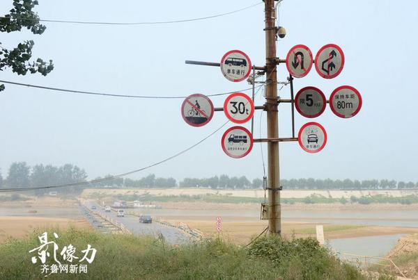 圖為浮橋南側(cè)的指示牌。（圖文 李瑞平）