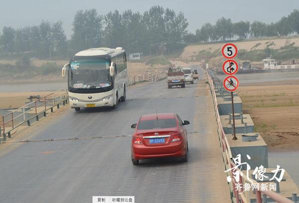 圖為濟南北店子黃河浮橋，車輛正在有序通行。（圖文李瑞平）