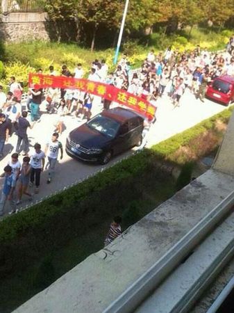 青島黃海學院，數(shù)千學生在校內(nèi)游行抗議
