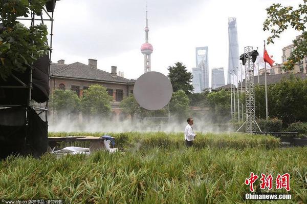 2014年9月14日，地處上海外灘源的圓明園路被布置成了一片“水稻田”，長2、3百米、寬7、8米“水稻田”基本覆蓋了整條馬路。據(jù)悉，這些即將成熟的水稻是從市郊金山區(qū)運抵過來，將作為一個商業(yè)活動應景的道具。