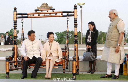 習(xí)近平和夫人彭麗媛一起蕩秋千。