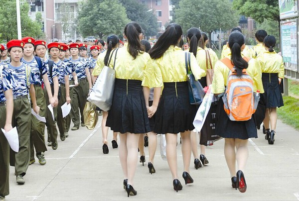 常規(guī)軍訓(xùn)生們投來好奇的目光。
