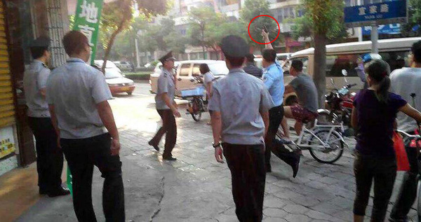 佛山一店主因不滿城管隊員拆除店鋪違法廣告，煙店老板持刀追砍城管隊員。所幸現(xiàn)場警察鳴槍制止，才未出現(xiàn)人員傷亡情況，而該煙店老板隨即被民警制服帶回荷城派出所協(xié)助調查。從高明城管執(zhí)法分局了解到，此次為該局執(zhí)法過程中首次遇到持刀暴力抗法情況。5