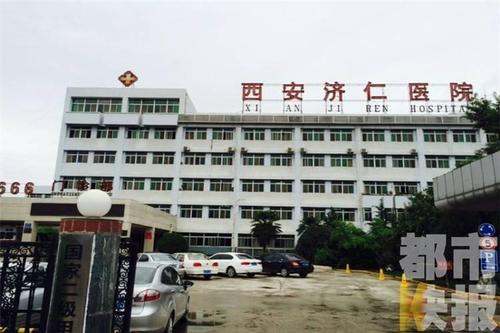 男教師偷拍女生洗澡被發(fā)現(xiàn)后遭暴打，醫(yī)院已下病危通知書(shū)。
