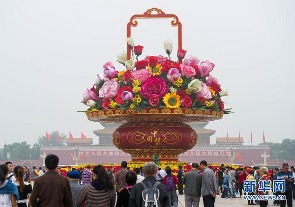 9月25日，游客在天安門廣場欣賞 “祝福祖國”花壇。當(dāng)日早晨6時(shí)起，天安門廣場國慶花籃及花壇完整亮相。 新華社記者 羅曉光 攝2