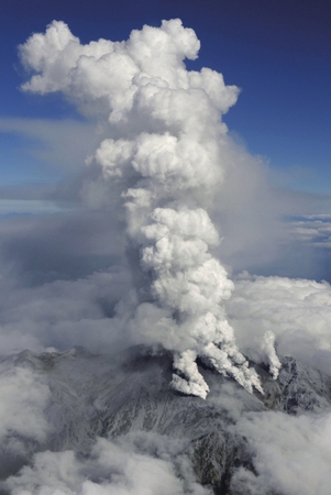 9月27日，位于日本長野和岐阜縣之間的御岳山噴出火山灰。新華社發(fā)