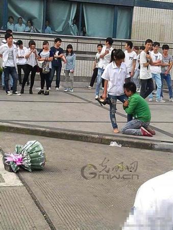 　總之，筆者認(rèn)為，下跪抱腿的求愛方式贏不了愛情，還輸了自己，不值得。