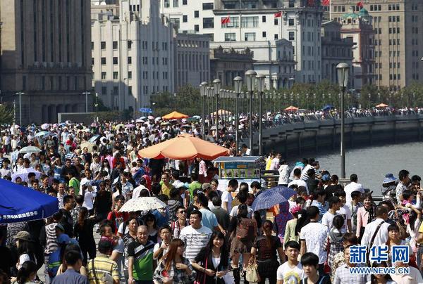 10月1日，游客在上海外灘游覽。當日是國慶長假第一天，全國各地旅游景點游人如織。 新華社記者 丁汀 攝
