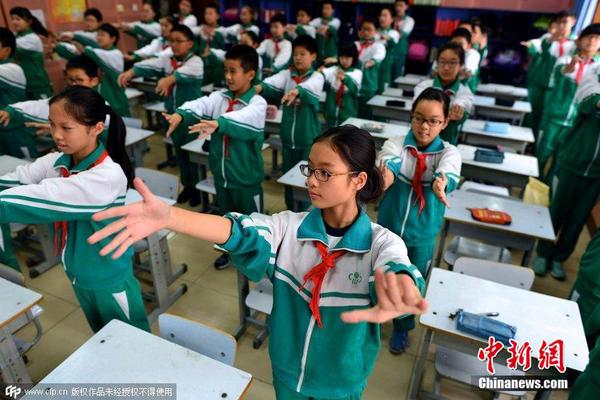 10月9日，北京持續(xù)霧霾，崇文小學的學生們在室內鍛煉。學生在室內跳“小蘋果”。 圖片來源：CFP視覺中國