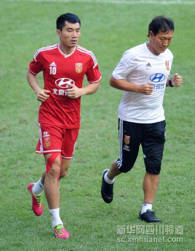 10月8日，中國隊球員鄭智（左）在訓練中。