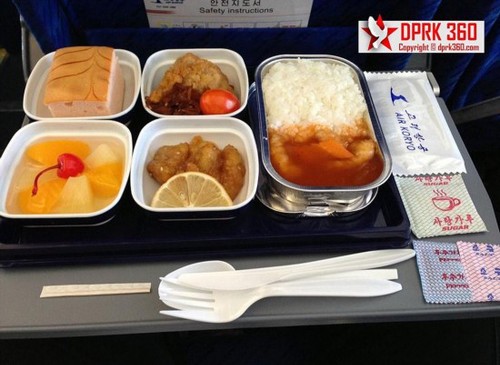 飛機(jī)餐提供米飯、雞肉和什錦水果，亞蘭稱，食物比他想象得要好。