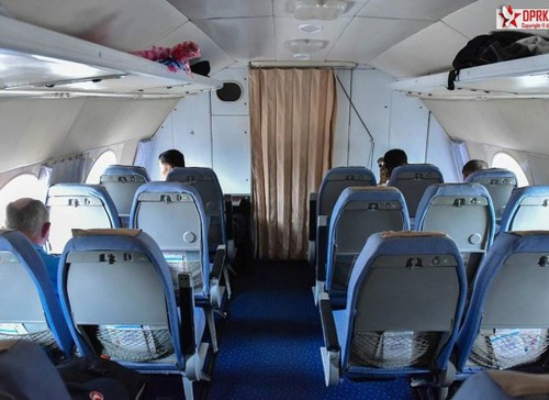 高麗航空班機的客艙內，行李架是開放式的。