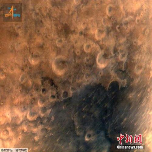 資料圖：當(dāng)?shù)貢r(shí)間9月25日，印度“曼加里安”號(hào)(Mangalyaan)火星探測(cè)器在7300千米高度傳回首張火星照片。印度首個(gè)火星探測(cè)器“曼加里安”號(hào)24日成功進(jìn)入火星軌道。