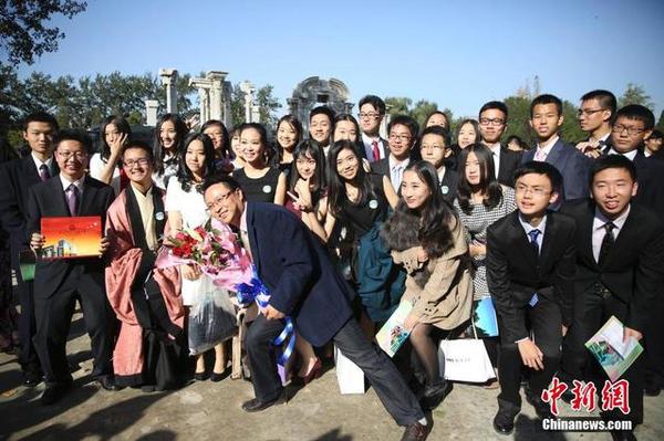 10月16日，學(xué)生們在成人禮上合影留念。當(dāng)日，在圓明園大水法前，來自北京101中學(xué)的600名高中學(xué)生在這里舉行成人禮。北京海淀區(qū)教委、圓明園管理處及101中學(xué)相關(guān)領(lǐng)導(dǎo)、老師及家長代表一起參加了活動(dòng)。中新社發(fā) 熊然 攝