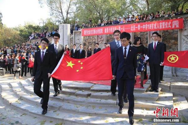 10月16日，學生們舉起老師們贈送的國旗。