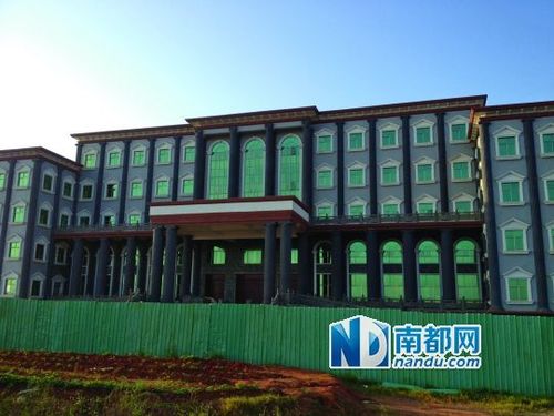 未完工的雷州市財政局辦公大樓矗立在一片荒草里。