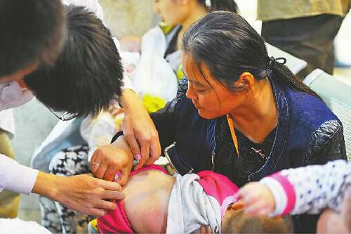 醫(yī)生再次檢查小子萱被鋼針扎過的部位