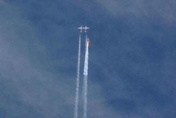 飛行器由太空船載機(jī)白色騎士2號上拋下