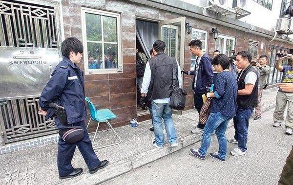 內(nèi)地商人欠下約3億元賭債，與友人被押到一間村屋非法禁錮，事后大批重案組探員到屋內(nèi)調(diào)查。 香港明報(bào)圖