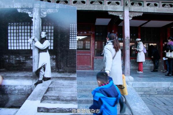 圖為1922年，溥儀在燕禧堂抱柱玩懷表。