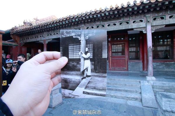 圖為1922溥儀在燕禧堂前抱柱玩懷表。