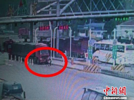 女子下車后，民警被咬瞬間。勾浩攝