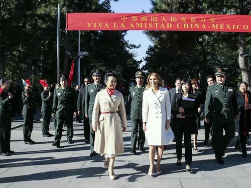 13日上午，彭麗媛邀請墨西哥總統(tǒng)夫人里韋拉來到解放軍藝術學院參觀。