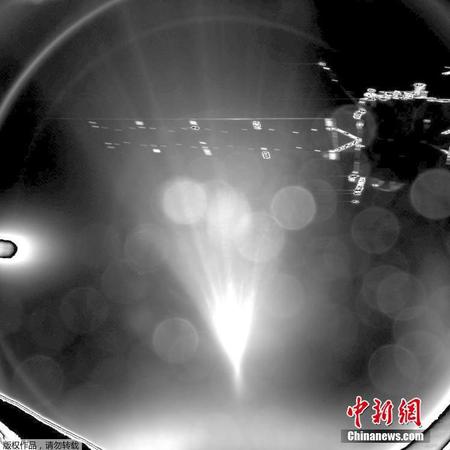 羅塞塔探測器和“菲萊”分離后，“菲萊”傳回的首張照片。