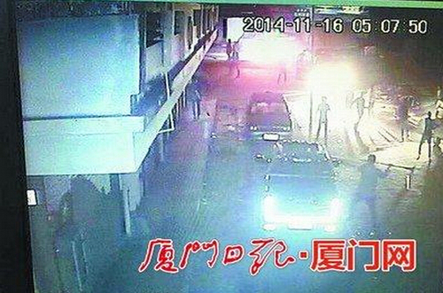 眾多男子手持水管焊刀，打砸接親車輛。監(jiān)控截圖