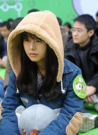 11月18日，首屆全國“發(fā)呆大賽”首站在成都寬窄巷子舉行。本次“發(fā)呆大賽”參賽者達(dá)200名。這場堪稱史上最大規(guī)模的“瓜起大賽”讓參賽的200人同時發(fā)呆，眾多參賽者在20個考拉寶貝的“圍堵”下，坐在地上，不動不笑，保持放空，期間聽到手機鈴聲響起也不能接，十分有趣。