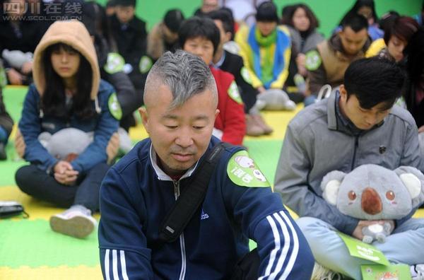 11月18日，首屆全國(guó)“發(fā)呆大賽”首站在成都寬窄巷子舉行。5