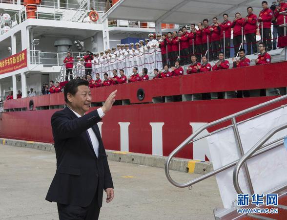 11月18日，正在澳大利亞塔斯馬尼亞州首府霍巴特訪問的中國國家主席習(xí)近平在澳大利亞總理阿博特陪同下參觀南極科考項目并慰問兩國科考人員。這是習(xí)近平在霍巴特港看望正在這里補(bǔ)給的“雪龍”號全體科考人員。新華社記者李學(xué)仁攝